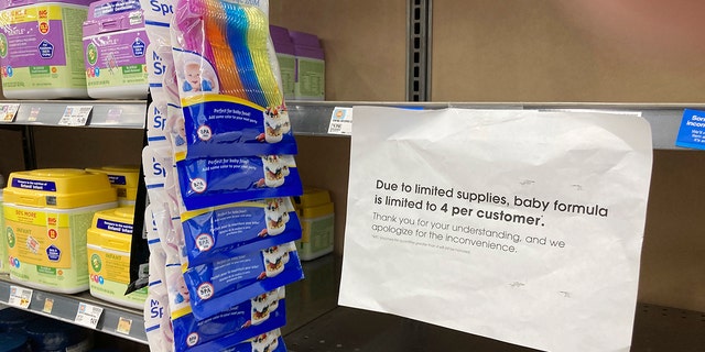 A sign telling consumers of limits on the purchase of baby formula hangs on the edge of an empty shelf for the product in a King Soopers grocery store, 星期三, 可能 11, 2022, in southeast Denver. 