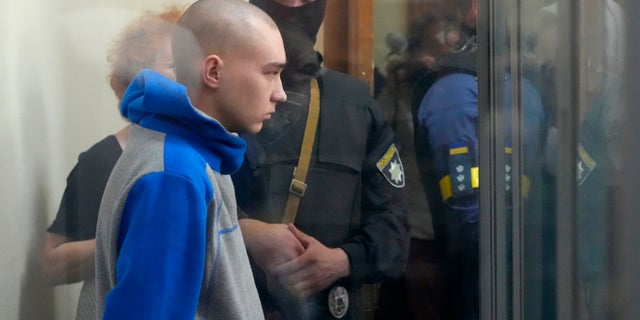 Sergeant Vadim Sisimarin, 21, of the Russian Army, is seen behind the glass during a court hearing in Kieu, Ukraine, on Friday, May 13, 2022. Invasion of Moscow's neighbors.  (AP photo / EfremLukatsky)