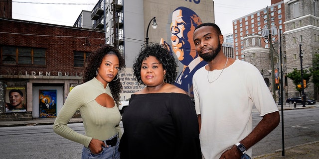 D'Zhane Parker, sinistra, Cicley Gay, centro, and Shalomyah Bowers pose for a portrait on Friday, Maggio 13, 2022, ad Atlanta.