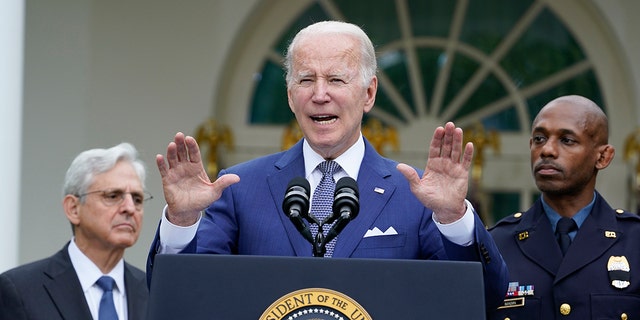 رئیس جمهور جو بایدن در باغ رز کاخ سفید در واشنگتن، جمعه، 13 مه 2022 سخنرانی می کند. (AP Photo/Susan Walsh)