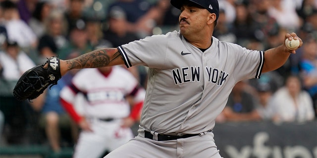 New York Yankees starting pitcher Nestor Cortes throws against the Chicago White Sox during the first inning of a baseball game in Chicago, 日曜日, 五月 15, 2022. 