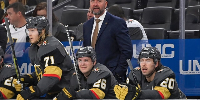 Vegas Golden Knights coach Peter DeBoer watches from the bench during the third period of the team's NHL hockey game against the Nashville Predators on Thursday, Maart 24, 2022, in Las Vegas.