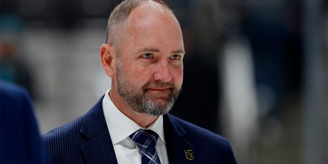 Pelatih Vegas Golden Knights Peter Debor meninggalkan es setelah periode pertama pertandingan hoki NHL pramusim melawan San Jose Sharks di San Jose, California, Sabtu, 9 Oktober 2021. 