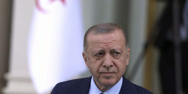 Le président turc Recep Tayyip Erdogan arrive pour une cérémonie d'accueil de son homologue algérien, Abdelmadjid Tebboune, à Ankara, en Turquie, le lundi 16 mai 2022. (AP Photo/Burhan Ozbilici)