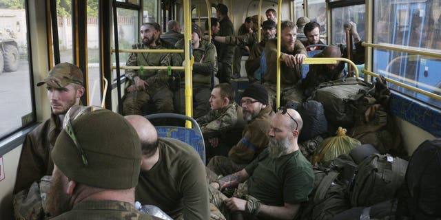 Ukrainas karavīri sēž autobusā pēc evakuācijas no aplenktās Azovskas tērauda rūpnīcas Mariupolē otrdien, 17.maijā. 