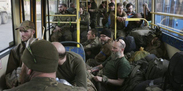 Ukrainas karavīri sēž autobusā pēc evakuācijas no aplenktās Azovskas tērauda rūpnīcas Mariupolē otrdien, 17.maijā. 