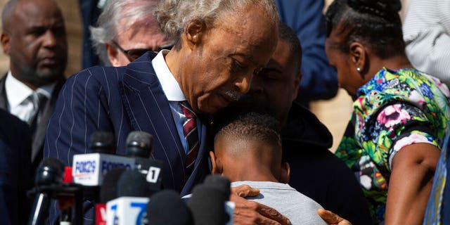 El reverendo Al Sharpton abraza a Jaques "jake" Patterson, de 12 años, hijo de Heyward Patterson, víctima del tiroteo en Buffalo, durante una conferencia de prensa frente a la Iglesia Bautista de Antioch el jueves 19 de mayo de 2022 en Buffalo, NY 