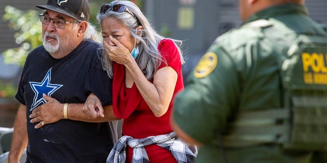 Una mujer llora al salir del Centro Cívico de Uvalde, el martes 24 de mayo de 2022, en Uvalde, Texas.