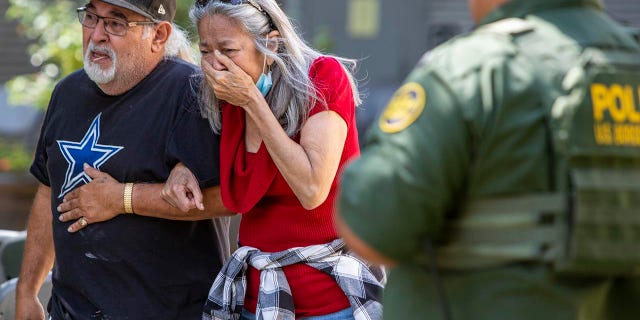 Una mujer llora al salir del Centro Cívico de Uvalde, el martes 24 de mayo de 2022, en Uvalde, Texas.