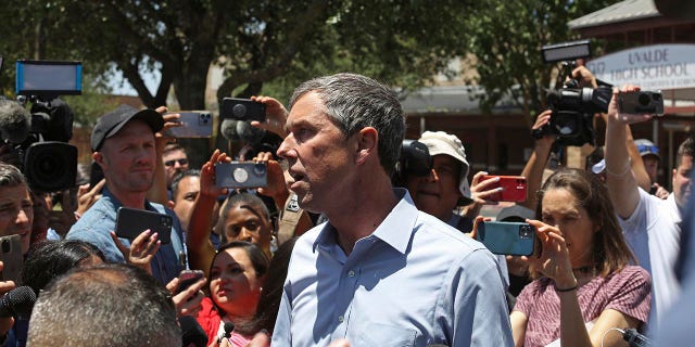 Democratic gubernatorial candidate Beto O'Rourke speaks to the press after he was kicked out for interrupting a news conference headed by Texas Gov. Greg Abbott in Uvalde, Texas, mercoledì, Maggio 25, 2022.