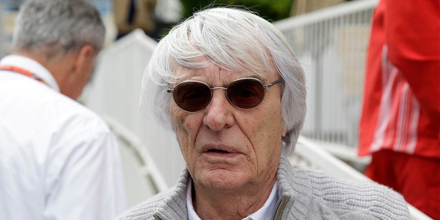 Former Formula One boss Bernie Ecclestone stands at the starting grid prior to the start of the Azerbaijan Formula One Grand Prix at the city circuit in Baku, Azerbaijan, abril 29, 2018.