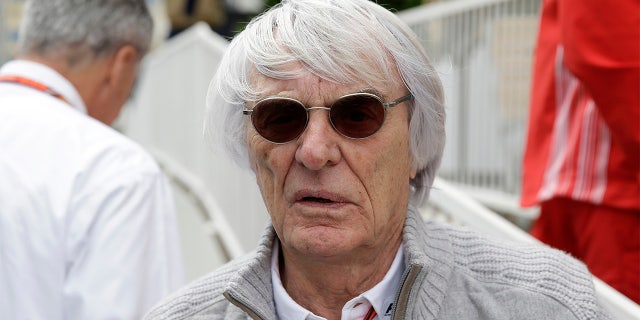 Former Formula One boss Bernie Ecclestone stands at the starting grid prior to the start of the Azerbaijan Formula One Grand Prix at the city circuit in Baku, Azerbaijan, abril 29, 2018.