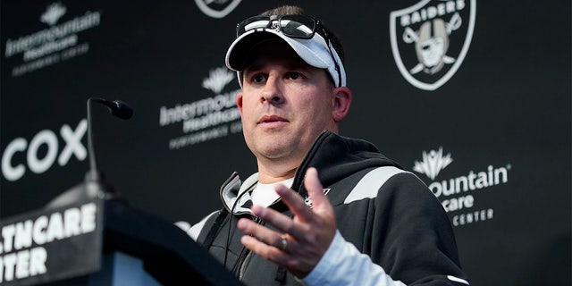 L'entraîneur-chef des Las Vegas Raiders Josh McDaniels prend la parole lors d'une conférence de presse au centre d'entraînement de l'équipe de football de la NFL le jeudi 26 mai 2022 à Henderson, Nevada.