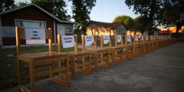 Veintiuna sillas vacías se ven fuera de una guardería en memoria de las víctimas asesinadas a principios de semana en el tiroteo en la escuela primaria en Uvalde, Texas, el viernes 27 de mayo de 2022.