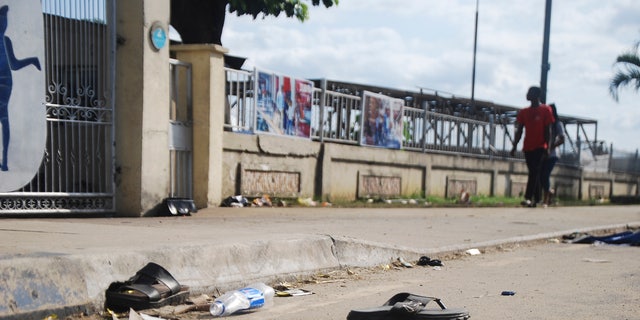 Une vue de tongs et de sandales dans la rue, à la suite d'une bousculade à Port Harcourt, au Nigeria, le samedi 28 mai 2022. 