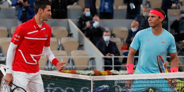 FIL - Novak Djokovic fra Serbien (til venstre) og Rafael Nadal fra Spanien ser på hinanden, mens de poserer før den sidste kamp i French Open på Roland Garros stadion i Paris, Frankrig, søndag den 11. oktober 2020.