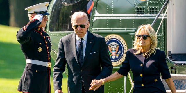 Başkan Joe Biden ve First Lady Jill Biden, Wilmington, Del'den döndükten sonra 30 Mayıs 2022 Pazartesi, Washington'daki Beyaz Saray'ın Güney Bahçesine varıyor.  (AP Fotoğrafı/Andrew Hornick)