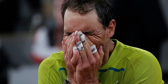 El español Rafael Nadal celebra su victoria en cuartos de final ante el serbio Novak Djokovic en cuatro sets, 6-2, 4-6, 6-2, 7-6 (7-4), en el torneo de tenis del Abierto de Francia en Roland Garros en París. Francia, miércoles 1 de junio de 2022. 