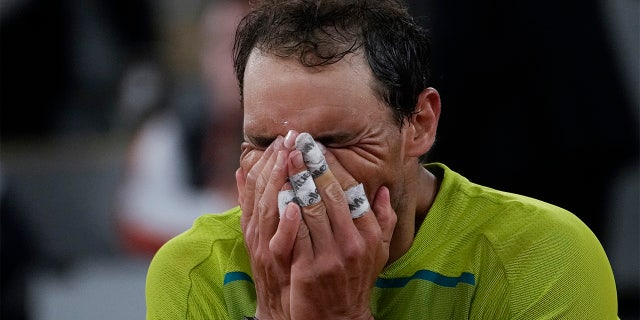 El español Rafael Nadal celebra su victoria en cuartos de final ante el serbio Novak Djokovic en cuatro sets, 6-2, 4-6, 6-2, 7-6 (7-4), en el torneo de tenis del Abierto de Francia en Roland Garros en París. Francia, miércoles 1 de junio de 2022.