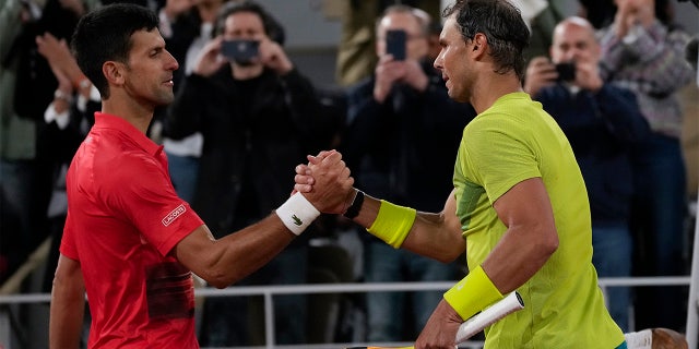 El serbio Novak Djokovic, a la izquierda, felicita al español Rafael Nadal, quien ganó su partido de cuartos de final en cuatro sets, 6-2, 4-6, 6-2, 7-6 (7-4), en el Abierto de Francia en Roland Garros. . . En París, Francia, miércoles 1 de junio de 2022.