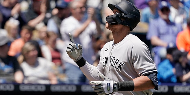 New York Yankees' Aaron Judge celebrates as he crosses the plate after hitting a solo home run during the first inning of a baseball game against the Kansas City Royals Sunday, Mei 1, 2022, in Kansas City, Mo.