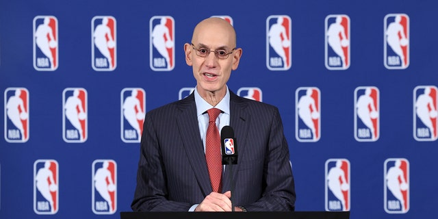 O comissário da NBA, Adam Silver, fala com a mídia após as reuniões do Conselho de Governadores em 6 de abril de 2022, no St. Regis Hotel, em Nova York. 