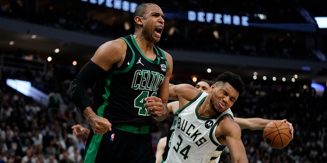 Boston Celtics' Al Horford reacts in front of Milwaukee Bucks' Giannis Antetokounmpo during the second half of Game 4 of an NBA basketball Eastern Conference semifinals playoff series Monday, Mayo 9, 2022, in Milwaukee. The Celtics won 116-108 to tie the series 2-2. 