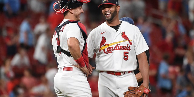 St.. Louis Cardinals catcher Andrew Knizner (7) and teammate Albert Pujols celebrate their team's 15-6 victory over the San Francisco Giants after a baseball game on Sunday, Mei 15, 2022, in St.. Louis.