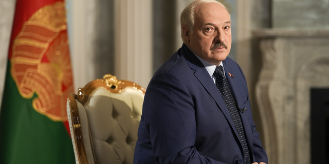 يزعم رئيس بيلاروسيا ، ألكسندر لوكاشينكو ، أن بلاده تحاول وقف الحرب بين روسيا وأوكرانيا.