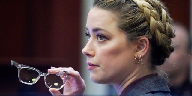 Amber Heard forventes å ta stilling i den pågående ærekrenkelsesrettssaken som involverer Johnny Depp på onsdag, bare dager etter at hun forlot sitt opprinnelige PR-team.