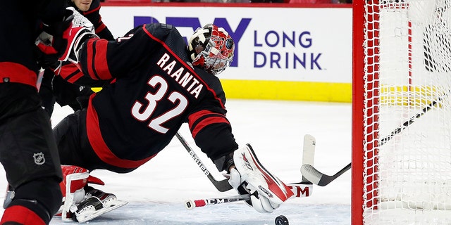 Carolina Hurricanes goaltender Antti Raanta (32) dives for the puck against the Boston Bruins during the first period of Game 1 of an NHL hockey Stanley Cup first-round playoff series in Raleigh, N.C., 月曜, 五月 2, 2022.