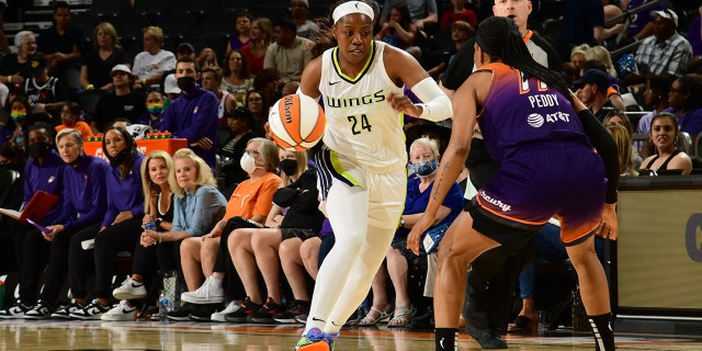 Arike Ogunbowale of the Dallas Wings drives against the Mercury on May 19, 2022, a Phoenix.