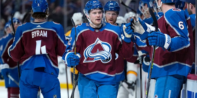 Colorado Avalanche left wing Artturi Lehkonen (62)is congratulated for his goal against the Nashville Predators during the first period in Game 1 of an NHL hockey Stanley Cup first-round playoff series Tuesday, 五月 3, 2022, デンバーで.