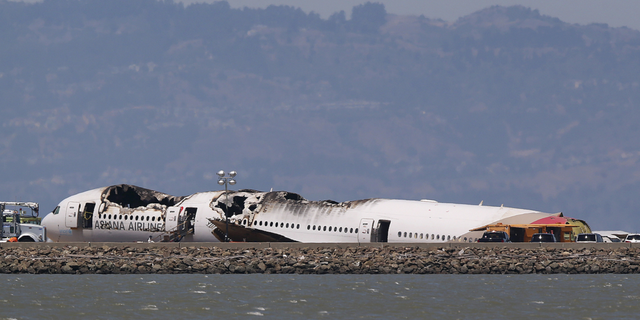 إحدى الصور التي يُزعم أن الركاب تلقوها يوم الثلاثاء كانت لرحلة الخطوط الجوية آسيانا رقم 214 ، التي شوهدت هنا جالسة على مدرج مطار سان فرانسيسكو الدولي في سان فرانسيسكو ، كاليفورنيا ، بعد تحطمها في عام 2013.
