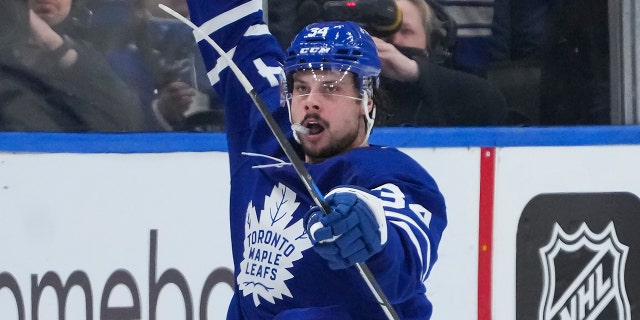 Penyerang Toronto Maple Leafs Auston Matthews (34) mencetak gol kemenangan pertandingan melawan Tampa Bay Lightning selama periode ketiga Game Lima dari seri putaran pertama Piala Stanley untuk hoki NHL, Selasa, 10 Mei 2022, di Toronto.