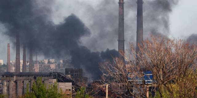 Smoke rises above the Azovstal Iron and Steel Works factory in the southern port city of Mariupol, Ukraine on Monday, 할 수있다 2.