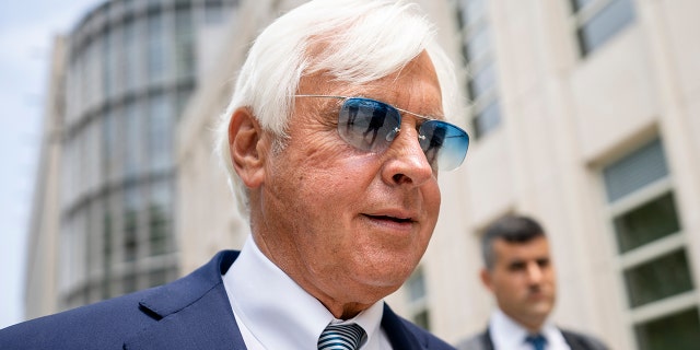 L'entraîneur de chevaux Bob Baffert quitte le tribunal fédéral le 12 juillet 2021 à Brooklyn.