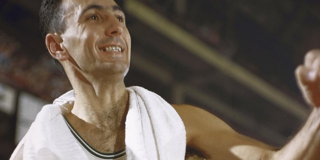 Closeup of Boston Celtics Bob Cousy on sidelines during game vs Fort Wayne Pistons, 보스턴, 엄마.