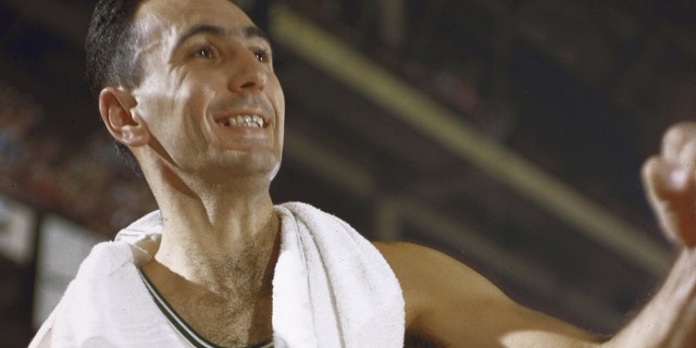 Closeup of Boston Celtics Bob Cousy on sidelines during game vs Fort Wayne Pistons, Bostón, MAMÁ.
