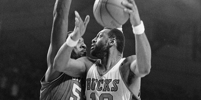 The Bucks' Bob Lanier moves for the basket as Philadelphia 76ers Darryl Dawkins defends, April 13, 1981, in Milwaukee.