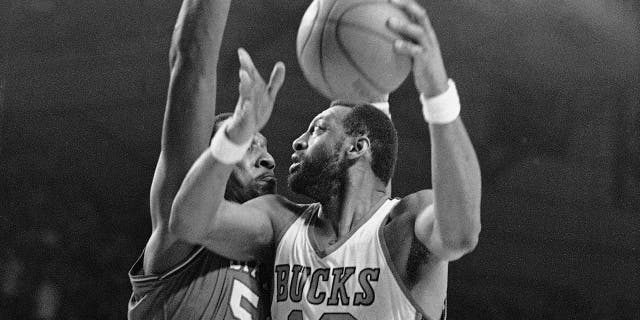 The Bucks' Bob Lanier moves for the basket as Philadelphia 76ers Darryl Dawkins defends, April 13, 1981, in Milwaukee.