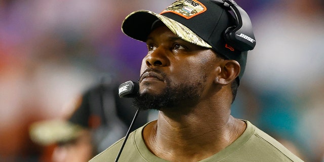 El entrenador en jefe de los Miami Dolphins, Brian Flores, se enfrenta a los Baltimore Ravens en el Hard Rock Stadium el 11 de noviembre de 2021 en Miami Gardens, Florida.