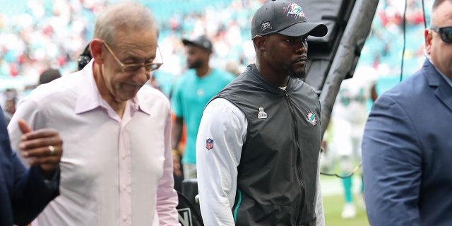 El entrenador en jefe de los Miami Dolphins, Brian Flores, sale del campo junto al dueño del equipo, Stephen Ross, a la izquierda, después de una derrota ante los Atlanta Falcons en el Hard Rock Stadium el 24 de octubre de 2021 en Miami Gardens, Florida.