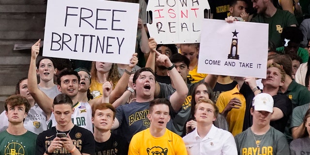 一个 "Free Brittney" sign is held up in support of Brittney Griner during the Baylor-Iowa State game in Waco, 德州, 在三月 5, 2022.