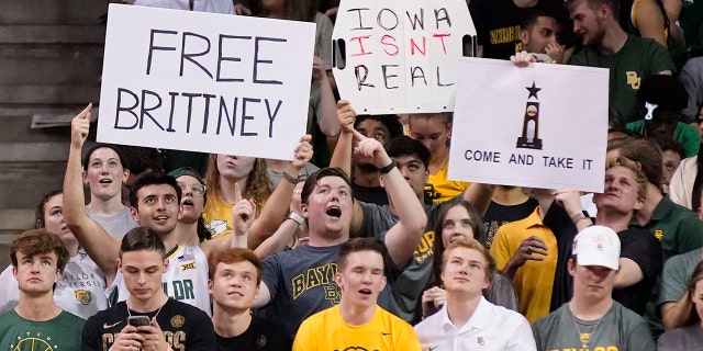 一个 "Free Brittney" sign is held up in support of Brittney Griner during the Baylor-Iowa State game in Waco, 德州, 在三月 5, 2022.
