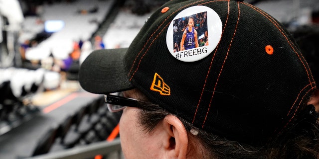 Phoenix Mercury fan Anna Oyerbides wears a "#FreeBG" button referring to Brittney Griner before a WNBA basketball game between the Mercury and the Las Vegas Aces, viernes, Mayo 6, 2022, en Phoenix.