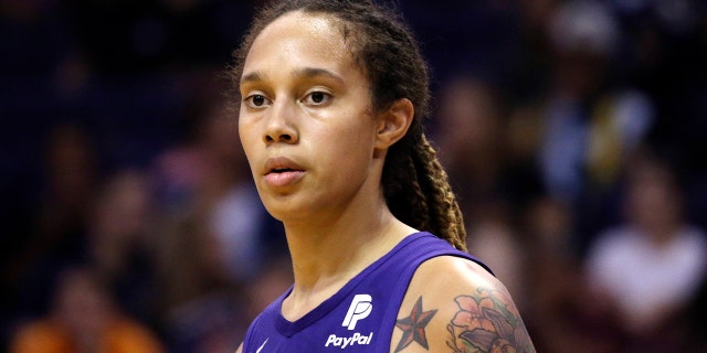 La centro de Phoenix Mercury, Brittney Griner, toma un descanso en la cancha durante la segunda mitad de un partido de baloncesto de la WNBA contra Seattle Storm, el 3 de septiembre de 2019, en Phoenix.