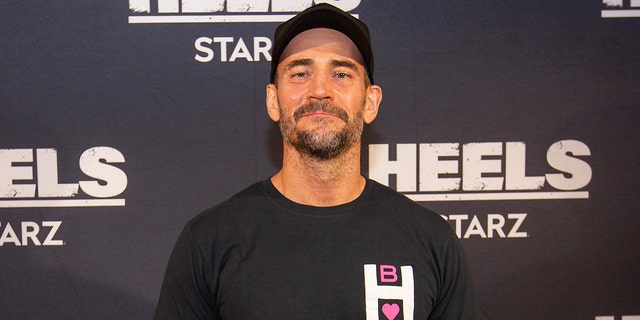 Actor and wrestler Phil Brooks "CM Punk" pose for a photo during a screening episode of the Starz channel's wrestling drama "Heels" at the AMC River East Theater, en Agosto 26, 2021 en Chicago, Illinois.