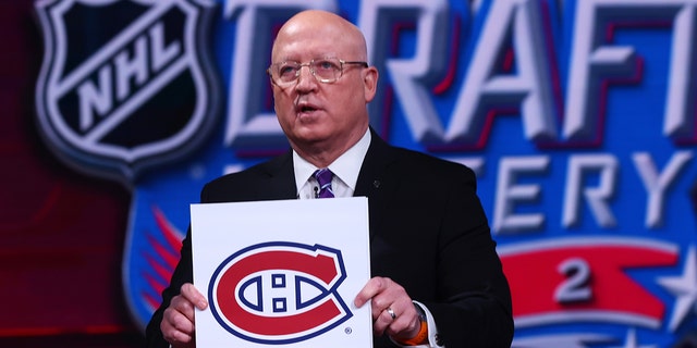 بیل دالی، معاون کمیسر لیگ ملی هاکی، موقعیت پیش نویس شماره 1 مونترال کانادا را در طول قرعه کشی پیش نویس NHL 2022 در 10 می 2022 در استودیوی شبکه NHL در Secaucus، نیوجرسی اعلام کرد.