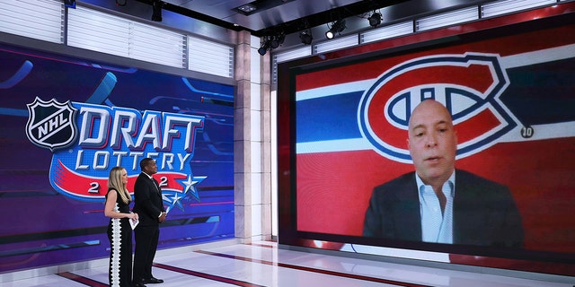 کنت هیوز، مدیر کل Montreal Canadiens، پس از اینکه در 10 مه 2022 در استودیوی شبکه NHL در Secaucus، نیوجرسی، در قرعه‌کشی پیش‌نویس NHL 2021 به او برنده شد، مصاحبه می‌شود.
